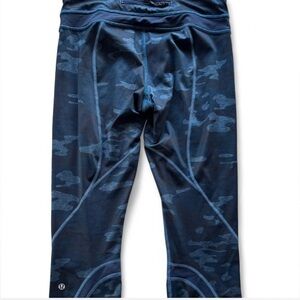Lululemon Run Inspire Crop II Leggings Size 8 Blue Camo Luxtreme Capri